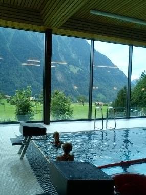Erholung und Entspannung findet man im naheliegenden  Hallenbad Aeschi mit Thermalbecken und Sauna, 