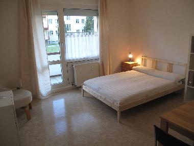 Zimmer mit Doppelbett und Tischgruppe