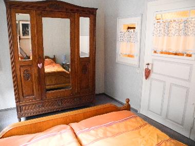 Schlafzimmer mit historischer Tr