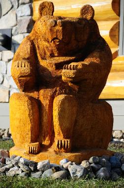 Baer neben der Haustuer