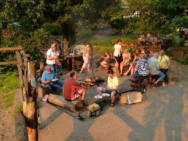 An unserer Feuerstelle sitzt man gerne am Lagerfeuer. Hier bieten wir auch Grillabende oder Stockbro