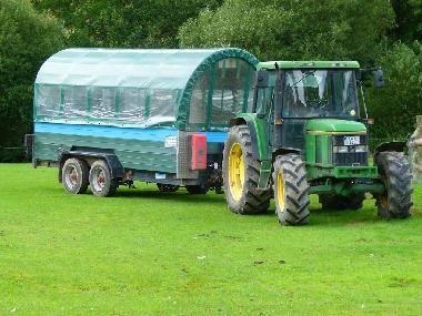 Mit unserem Planwagen fahren wir mit unseren Gsten durch die nhere Umgebung
