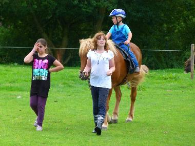 Wir bieten gefhrtes Ponyreiten. Erfahrene Reiter knnen sich auch ein Pferd fr einen Ausritt leihe