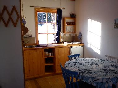 Kuechenzeile mit einfacher Ausruestung und Essplatz