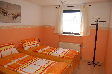 Schlafzimmer m.Nachttischen u.Leselampen,groer Schrank,Garderobe. Verdunkelbar.