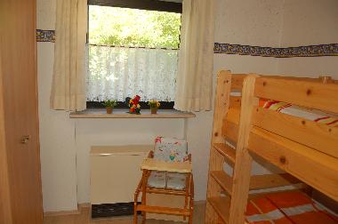 Kinderzimmer: Etagenbett, Spiele,Ki-Hochstuhl u. Bett,Schrank u. Abstellschrank (Staubsauger, Bgele