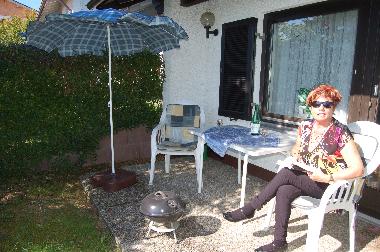 Terrasse : 6Sthle m. Auflagen, Liegen,Sonnenschirm, kleiner Grill. Alleinige Nutzung u. Zugang.
