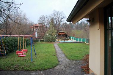 Garten mit Schwimmbad und Carport