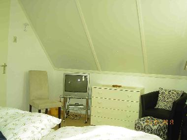 Einen weiteren Fernseher gibt es in einem Schlafzimmer