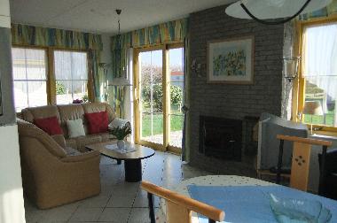 Wohnbereich mit Kamin und direktem Ausgang zum Garten