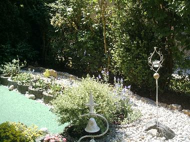 Terrasse mit Steingarten zu Relaxen