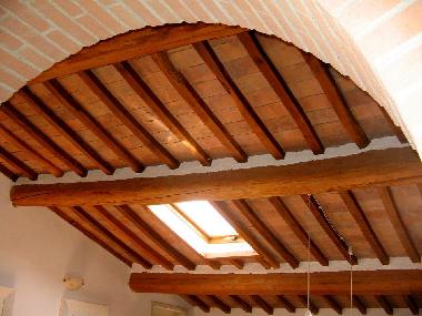 Decke mit Fenster im Wohn-/Ebereich