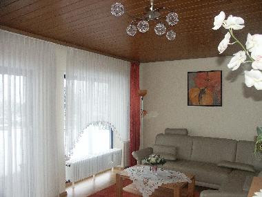 Wohnzimmer mit T�r zur Terasse