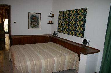 Schlafzimmer mit Doppelbett