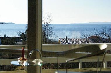 Meeresblick von Wohnzimmer durch grosse Fenster