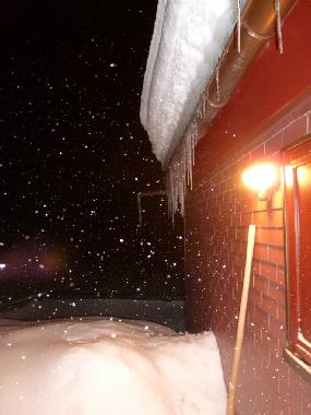 es schneit in der Nacht