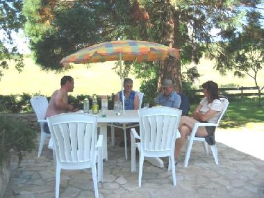 Terrasse vor der Kche mit Mammutbaum