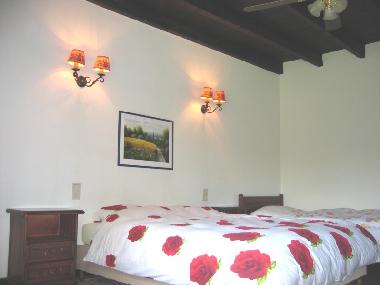 Schlafzimmer mit Doppelbett und Einzelbett