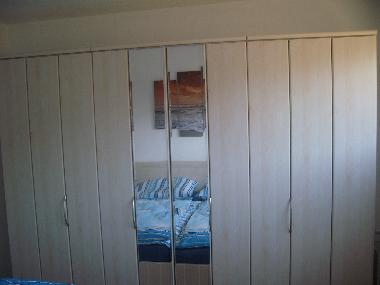 Kleiderschrank mit TV hinter dem Spiegel