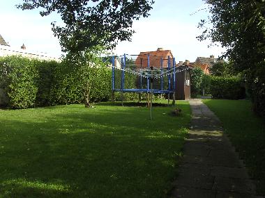 Garten mit Trampolin und Schaukel. 3 Fahrr�der vorhanden!