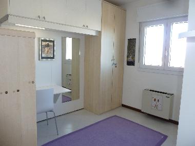 Schlafzimmer mit links Etagenbett