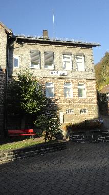 Dorfbrunnen und Rathaus