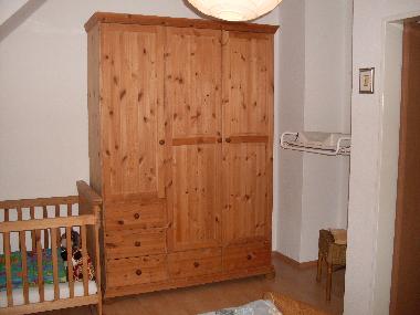 .....und Kinderbett; Wickeltisch wandhngend