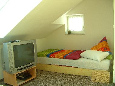 Schalfraum Dachgeschoss TV und DVD