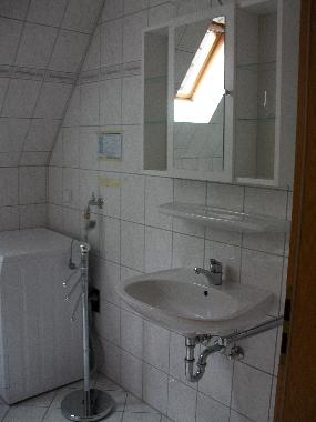 Helles Duschbad mit WC und Waschmaschine