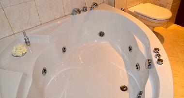 Das gro�e Bad mit Jacuzzi No.1.