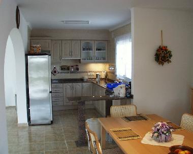 Komplett ausgestattete K�che und Esszimmer