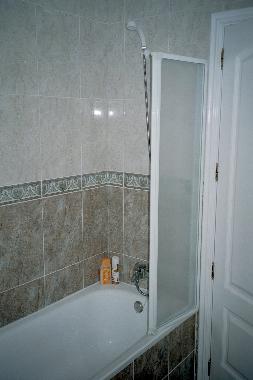 Badezimmer beige mit Wanne