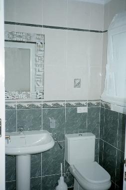 Badezimmer blau mit Dusche