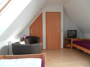 Dreibettzimmer mit TV