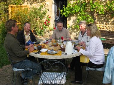 Fr�hst�ck vor dem Haus