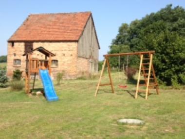 Schaukel, Rutsche und Sandkasten im groen Garten
