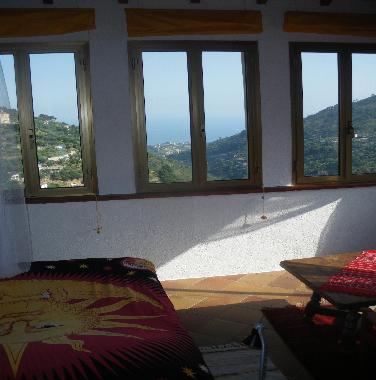 Schlafzimmer mit Doppelbett in ligurischem Turm (3-Seiten Fensterfront mit Panorama-Blick)