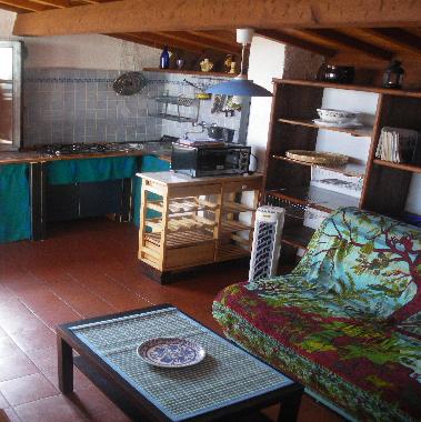 Wohnzimmer mit Couch (Bettcouch) & Kochecke