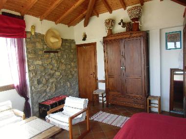 Schlafzimmer in ligurischem Turm (teilweise Naturstein)