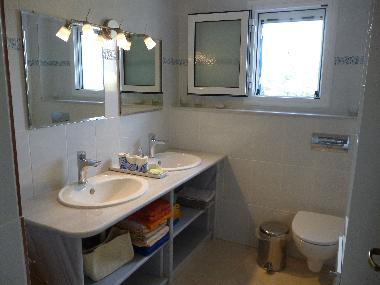 Das Hauptbadezimmer hat Doppeldusche und zwei Waschbecken