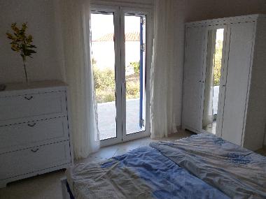 Vom Hauptschlafzimmer fhrt eine Tre auf die Terrasse