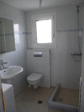 Im zweiten Bad gibt es inzwischen ebenfalls eine Duschabtrennung