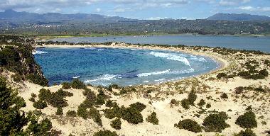 Der kreisrunde Sandstrand Voidokillia ist ca. 35 km entfernt. Er gehrt laut New York Times zu den z