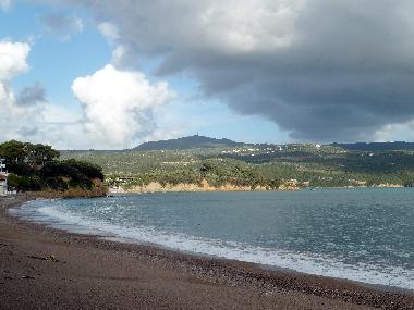 Der Strand des interessanten Fischerdorfs Finikounda ist etwa 3 km entfernt. Hier treffen sich die T