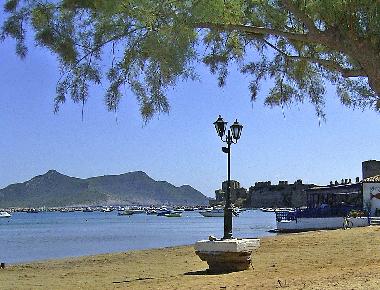 Sonnen und schwimmen mit Blick auf die venezianische Burg bietet der Strand von Methoni (10 km entfe