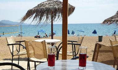 Beach-Bar am Strand von Kamaria. Etwa 300 Meter weiter ist der FKK-Bereich