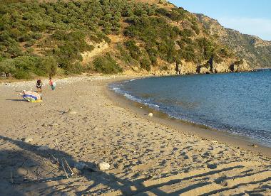 In Finiki-Beach gibt es mittlerweile Liegen und Sonnenschirme fr desen Benutzung man bislang jede P