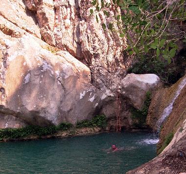 Baden in einem kleinen See des Wildwasserflusses Polylimno