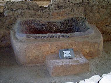 Die 3000 Jahre alte Badewanne des weien Nestors ist in dessen Palastresten (ca. 40 km) zu bewundern