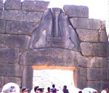 Bei einem Tagesausflug sind Mykene - hier das Lwentor - und das Theater von Epidaurus zu bewundern